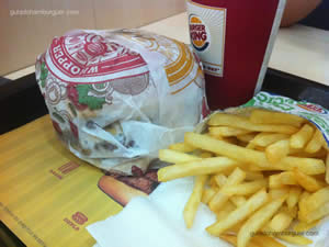 Mega BK Stacker Quádruplo, fritas e refrigerante - Burger King