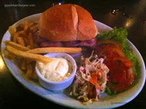 The Little Monster com queijo prato, bacon e cebola caramelizada com a carne ao ponto - Omalley`s